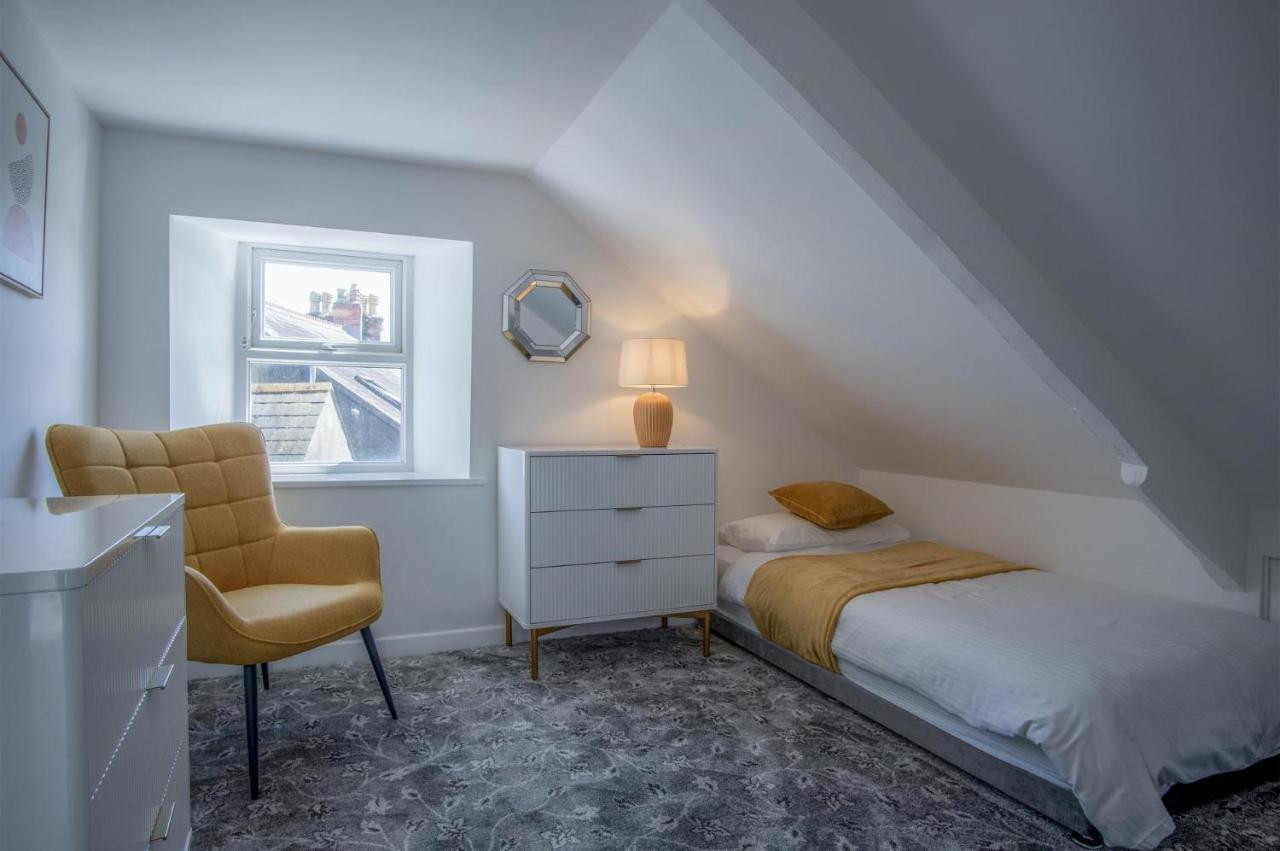 Gwynne House - 6 Bedroom Luxurious - Harbour Holiday home Tenby