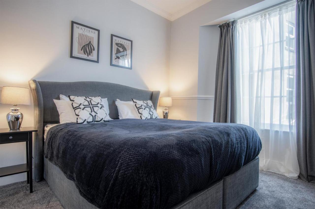 Gwynne House - 6 Bedroom Luxurious - Harbour Holiday home *