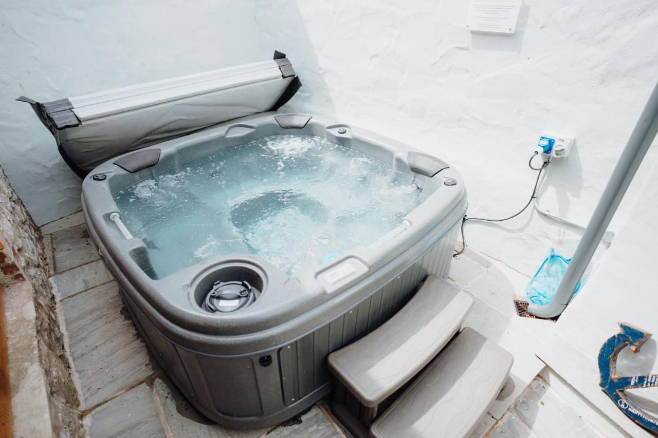 Quaint Cosy With A Hot Tub In Centre Tenby
