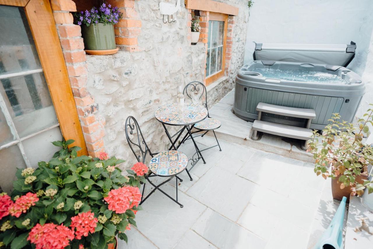 Quaint Cosy With A Hot Tub In Centre * Tenby
