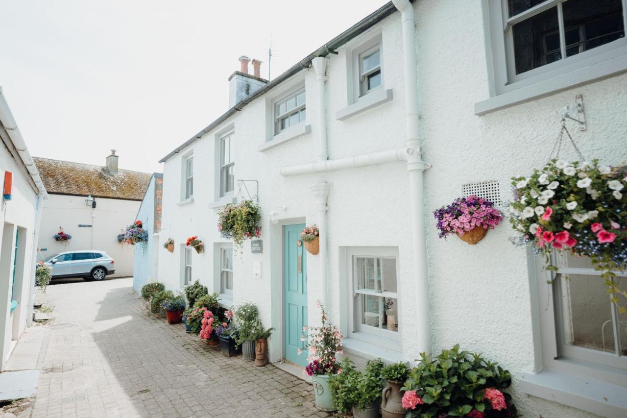 Quaint Cosy With A Hot Tub In Centre *