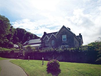 Trefloyne Manor Country house *