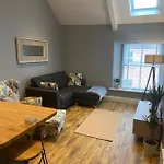Stylish Tenby Apartment, Great Location, Parking