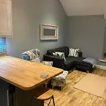 Stylish Tenby Apartment, Great Location, Parking