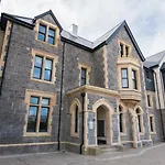 Apartment 3 Waterstone House - Sea Front Apartment, Hot Tub