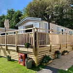 Lydstep Beach Bayview 3-Bedroom Holiday Home