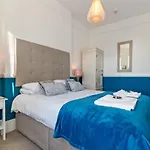 Top Sail - Beautiful Apartment, Minutes Walk To Beach And Town Centre