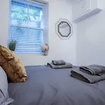Ivy Cellar - 2 Bedroom Apartment - Tenby