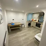 Sands Reach, Dog Friendly Tenby House