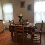 Great Offer 2 Bed Tenby Flat Free Parking