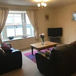 Great Offer 2 Bed Tenby Flat Free Parking