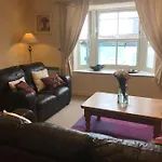 Great Offer 2 Bed Tenby Flat Free Parking