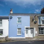 Castle Cottage - 3 Bedroom Holiday Home - Tenby