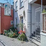 Flat 2 - 2 Bedroom Apartment - Tenby