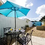 Flat 1 Flint House Tenby - 2 Bedroom - Garden - Parking - Dog Friendly