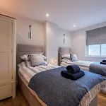 Beautiful Central Tenby Apartment With Free Parking
