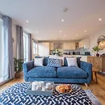 Beautiful Central Tenby Apartment With Free Parking