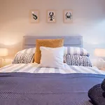Beautiful Central Tenby Apartment With Free Parking