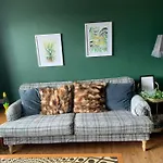 Tenby 2 Bed Flat With Parking, Plus Pet