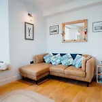 2 Bed In Tenby Fb285
