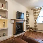 Shell Cottage - 2 Bedroom Holiday Home - Tenby