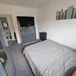 Captivating 2-Bed Apartment In Tenby