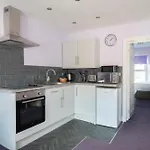 Tenby Town Centre Family-Friendly Flat Sleeps Four