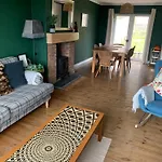 Tenby House For 6 With 2 Parking Spaces
