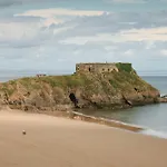 2 Treasured Tenbyaprtmt In Town For 4