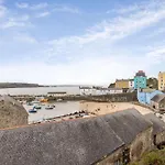 3 Bed In Tenby Fb095
