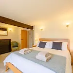 3 Bed In Tenby Fb095