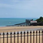3 Croft House - Beach Front Sea Views Parking