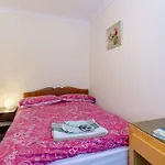 4 Bed In Tenby Fb003