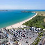 7 Waterstone House - Luxury Apartment Overlooking South Beach, Tenby