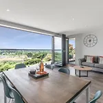 7 Waterstone House - Luxury Apartment Overlooking South Beach, Tenby