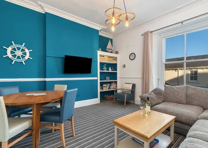 Top Sail - Beautiful Apartment, Minutes Walk To Beach And Town Centre