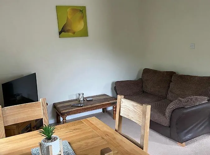 Tenby - Two Bedroom Apartment- Private Parking