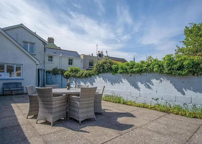Castle Cottage - 3 Bedroom Holiday Home - Tenby