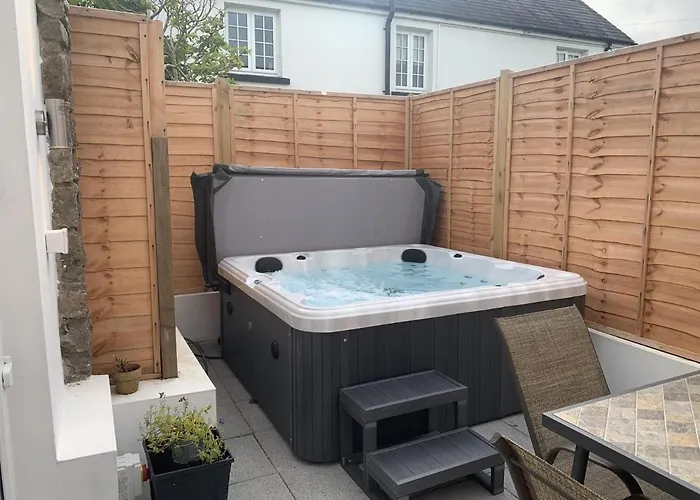 Glebe Cottage - 2 Bedroom Holiday Home - St Florence