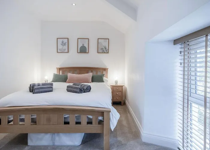 Flat 2 - 2 Bedroom Apartment - Tenby