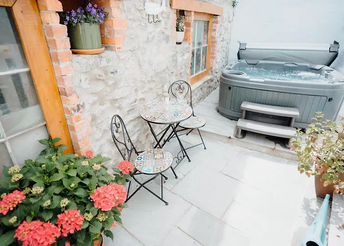 Quaint Cosy Cottage With A Hot Tub In Tenby Centre