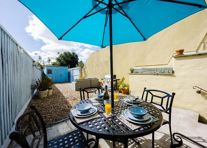 Flat 1 Flint House Tenby - 2 Bedroom - Garden - Parking - Dog Friendly