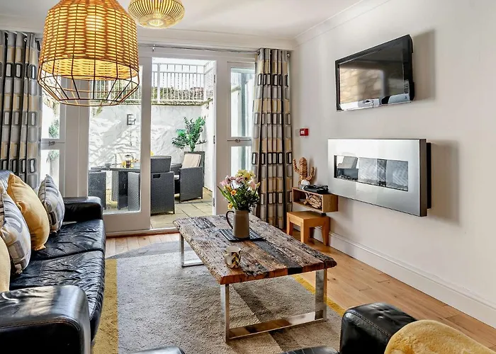 2 Bed In Tenby Fb034