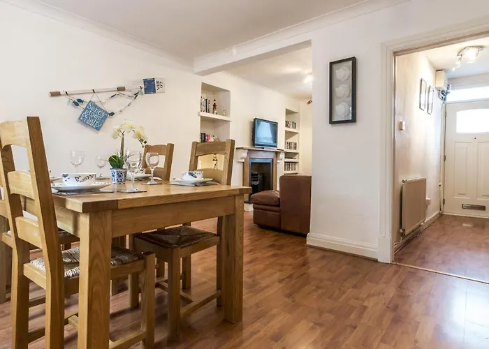 Shell Cottage - 2 Bedroom Holiday Home - Tenby