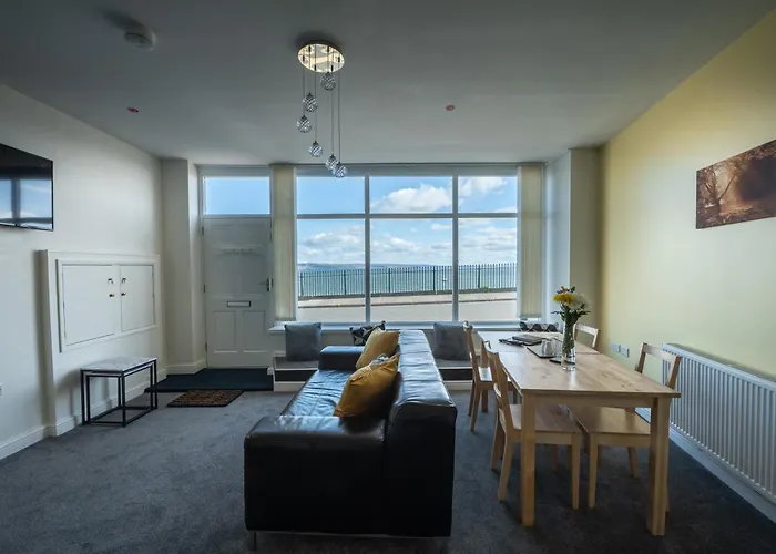 Central Tenby North Beach Apartment With Parking