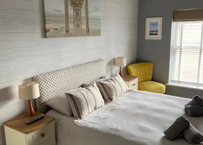 Stylish Tenby Apartment, Great Location, Parking