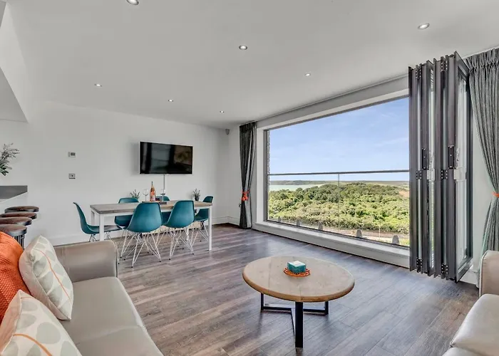 7 Waterstone House - Luxury Apartment Overlooking South Beach, Tenby