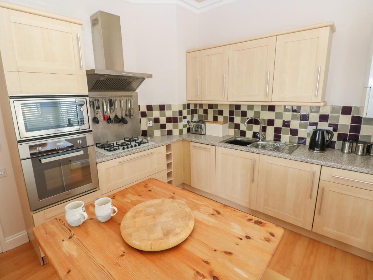 6 South Court * Tenby