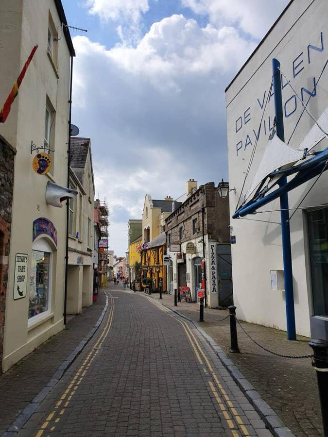 Stylish Flat In & Free Parking Apartment Tenby