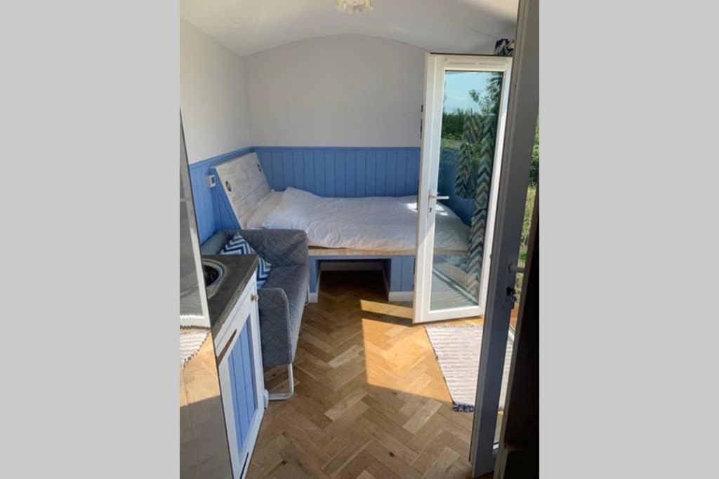 Apple Tree Hut *